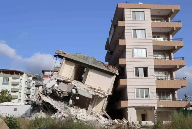 Az hasarlı binalarını düzeltmeye çalışırken adeta ikinci depremi yaşadılar