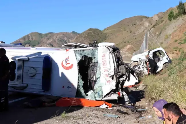 Erzurum'da ambulans ile ticari araç çarpıştı! 4 kişi öldü, 1 kişi ağır yaralandı