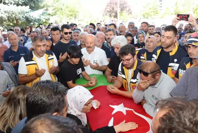 Erzurum'da trafik kazasında hayatını kaybeden hemşire ve ambulans sürücüsü son yolculuklarına uğurlandı