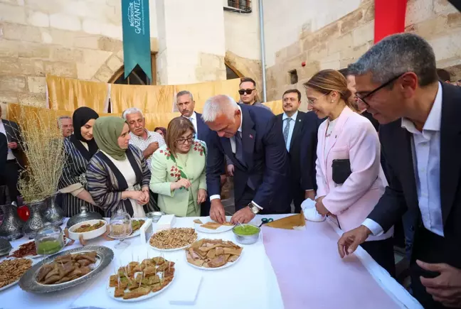 Bakan Ersoy ve Başkan Şahin, Açılan Kayna Sabun ve Pekmez Müzesi'nde Üzüm Pekmezi Yaptı