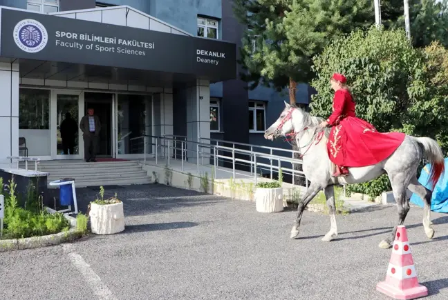 Uluslararası Kadın Atlı Okçuluk Şampiyonu, Tezini Ata Binerek Götürdü