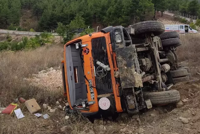 Amasya'da Freni Boşalan Kamyon Şarampole Devrildi: Sürücü Yaralandı