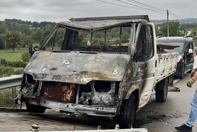 Sinop'ta Seyir Halindeki Kamyonet Alev Aldı