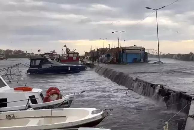 İstanbul Avcılar'da Şiddetli Lodos Teknelere Zarar Verdi