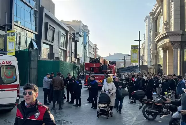 Güngören'de Yıkım Esnasında İşçiler Göçük Altında Kaldı