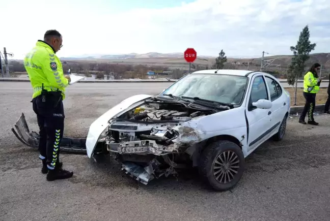 Kırıkkale'de Kafa Kafaya Trafik Kazası: 3 Yaralı