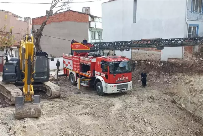 Balıkesir'de İnşaat Çökmesi: 3 Kişi İtfaiye Tarafından Kurtarıldı