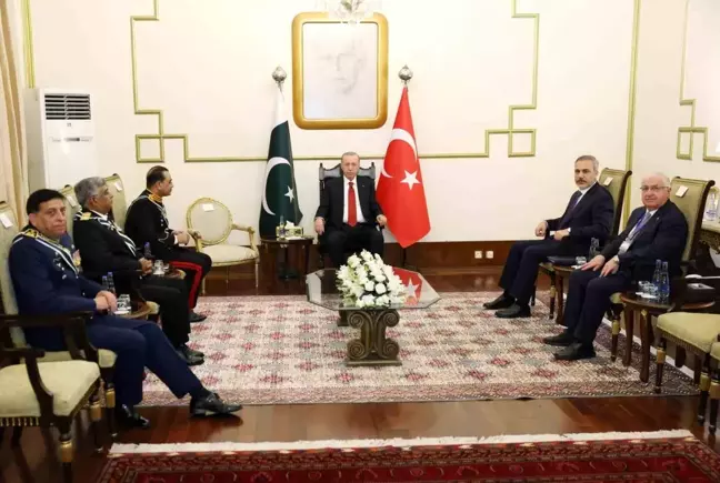 Cumhurbaşkanı Erdoğan, Pakistan'da Askeri Komutanları Kabul Etti