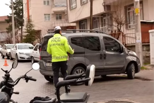 Tavşanlı'da Elektrikli Motosiklet ile Hafif Ticari Araç Çarpıştı: Bir Yaralı