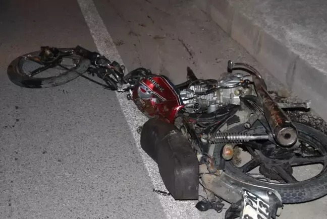 Hafif ticari araçla çarpışan motosiklet parçalandı: 2 ölü