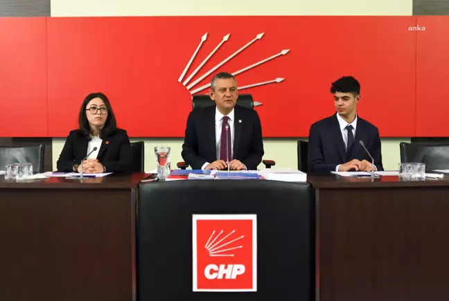 Özgür Özel ilk toplantıda Parti Meclisi'nin en genç üyelerini yanına aldı