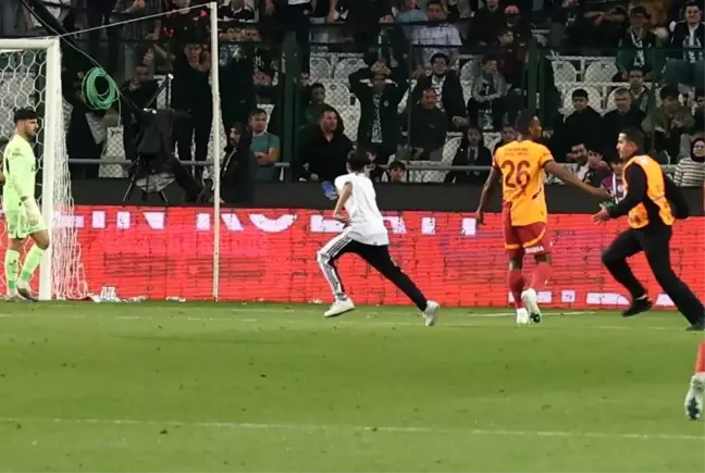 Konyaspor-Galatasaray Maçında Taraftar Sahaya Girdi