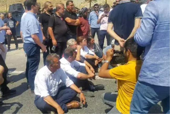 Tunceli'de Geçişlerine İzin Verilmeyen Hdp'liler Oturma Eylemi Yaptı