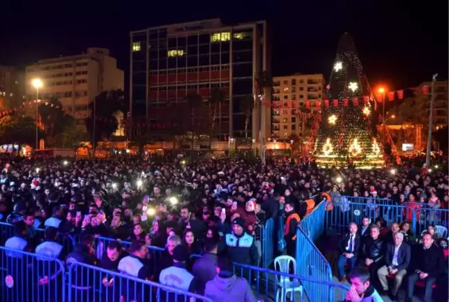 Adanalılar, 3 Yıl Sonra Uğur Mumcu Meydanı'nda Yeni Yılı Kutladı