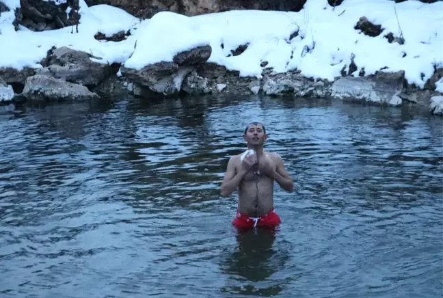Dondurucu Soğukta Göle Girip Yüzdüler