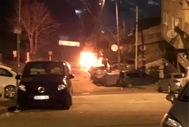 Kağıthane'de Park Halindeki Otomobil Yandı