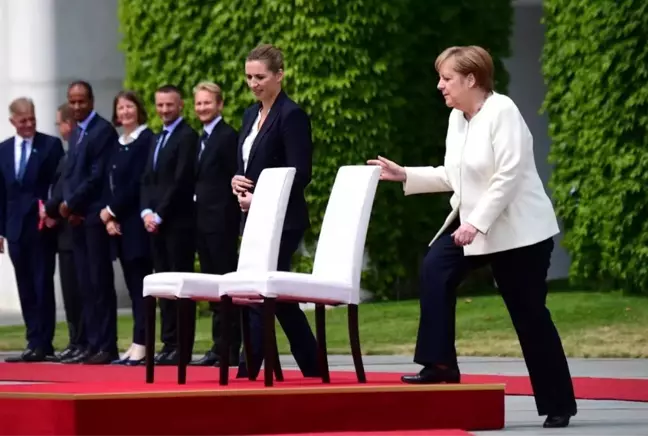 Merkel'in titremesini önlemek için sandalyeye başvuruldu