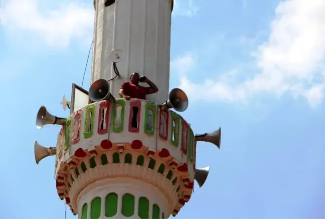 Telefon görüşmesi için minareye çıkıyorlar