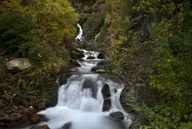 Kırk gözeli Tomara Şelalesi sonbahar mevsiminde ayrı bir güzel