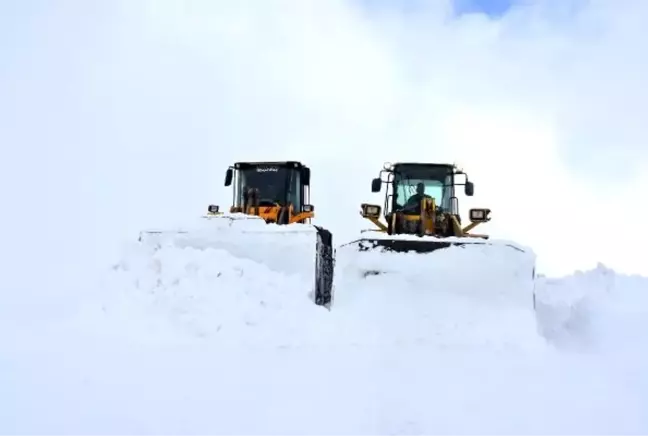 Muş'ta 2 metreyi bulan kar kalınlığı, ekiplere zor anlar yaşattı