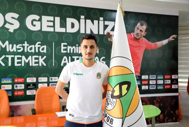 Alanyaspor Mustafa Pektemek ve Emircan Altıntaş'a resmi imzayı attırdı