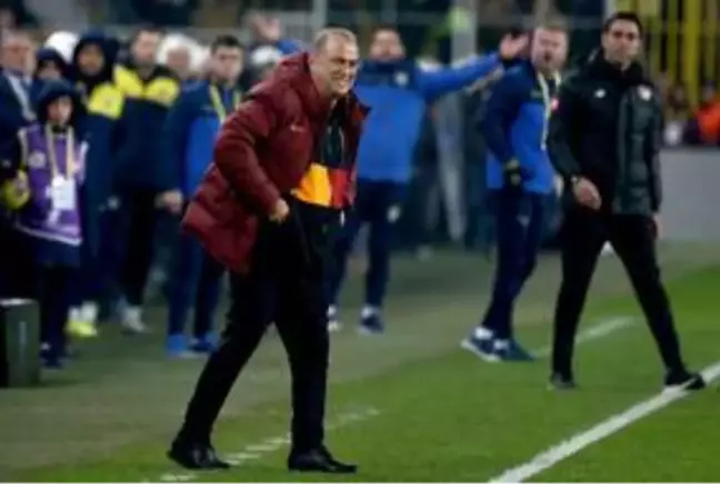 Fatih Terim, Fenerbahçe derbisinde totem yaparak, sahaya eşofman ve montla çıktı