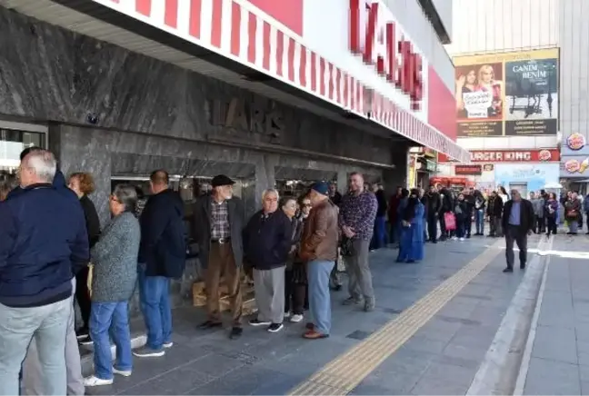 İzmir halkı koronavirüs salgını sonrasında kolonya sırasına girdi