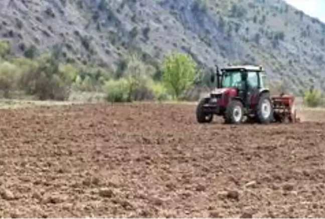 Çiftçiler korona virüse rağmen üretimi sürdürüyor