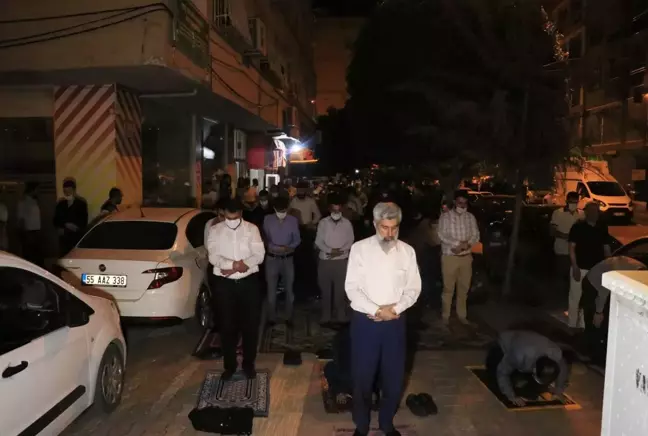 Alparslan Kuytul, koronavirüs tedbirlerini protesto etmek için vakıf üyeleriyle sokakta namaz kıldı