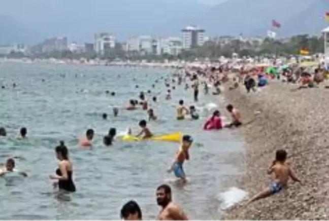 Antalya sahillerinde pazar günü yoğunluğu