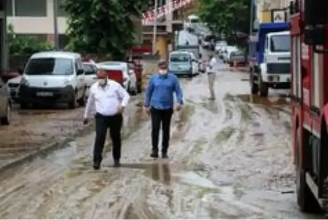 Şiddetli yağmur nedeniyle 20 iş yerini su bastı