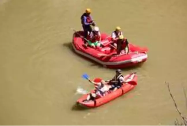 Binali Yıldırım Erzincan'da rafting yaptı