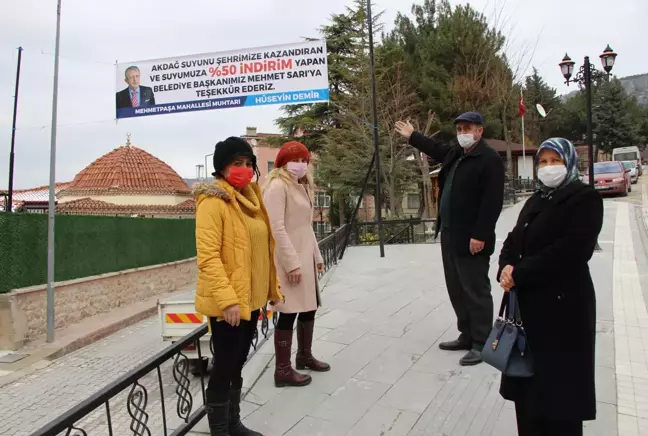 Amasya'da yüzde 50'lik içme suyu indirimine sevinen muhtarlar pankart astı