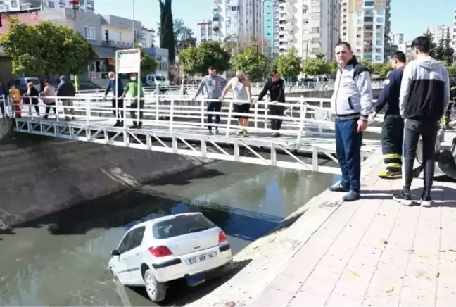 Otomobiliyle su kanalına uçan genç kız, yürekleri ağza getirdi