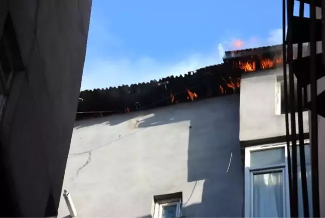 Son dakika... Hakkari'de binanın çatı katıda çıkan yangın korkuttu