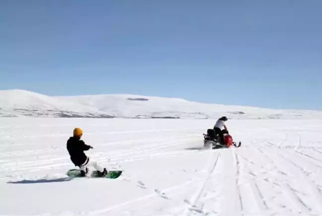 SPOR Buz tutan Çıldır Gölü'nde snowboard ve drift