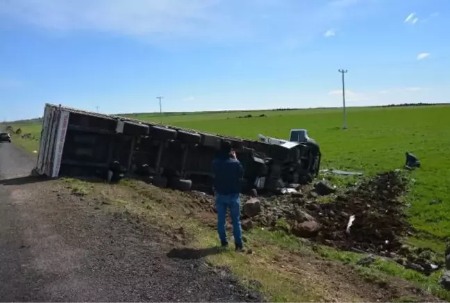 ŞANLIURFA - Tır şarampole devrildi: 1 ölü, 1 yaralı