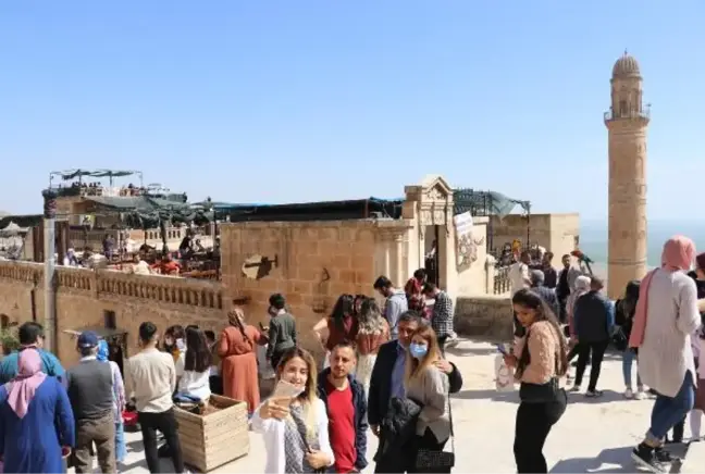 MARDİN'DE KISITLAMASIZ HAFTA SONU; TARİHİ MEKANLAR DOLDU, ESNAFIN YÜZÜ GÜLDÜ