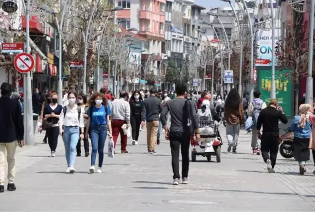 SAKARYA'DA TAM KAPANMA ÖNCESİ SOKAKLARDA YOĞUNLUK