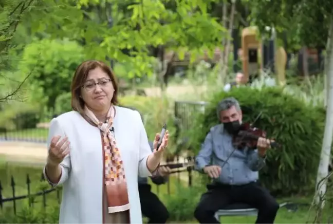 Fatma Şahin, anneleri konu alan şiirleri okurken gözyaşlarına hakim olamadı