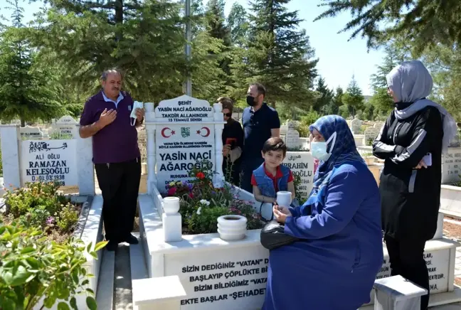 Demokrasi şehidi Yasin'in ailesi oğlunun mezarını ziyaret edip dua etti