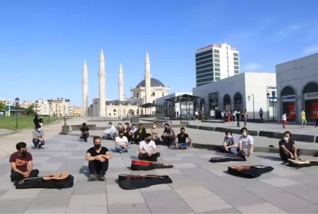 ŞANLIURFA'DA MÜZİSYENLER, SESSİZ OTURMA EYLEMİ YAPTI