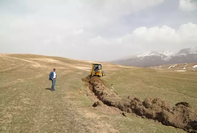 Başkale'de sulama kanalları temizleniyor