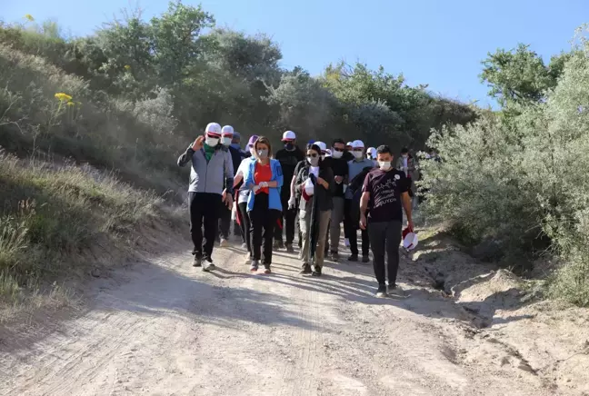 Nevşehir protokolü Kapadokya'daki Meskendir Vadisi'nde çöp topladı