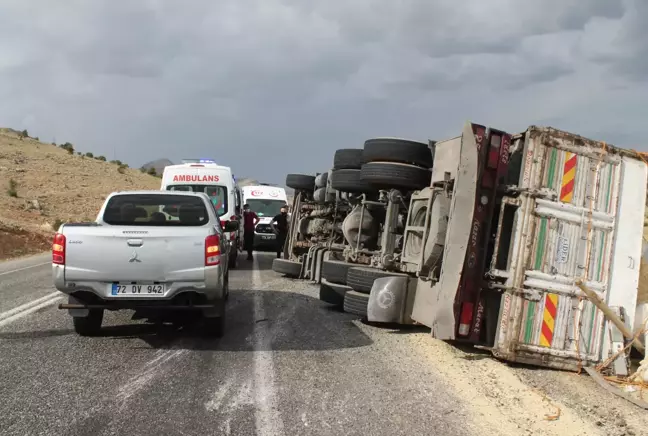 Gercüş'te saman yüklü kamyon devrildi: 3 yaralı