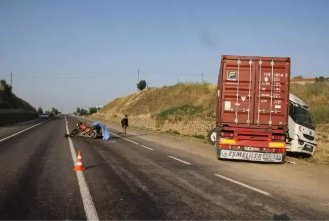 TIR'ın çarptığı motosikletli sepete fırlayıp, öldü