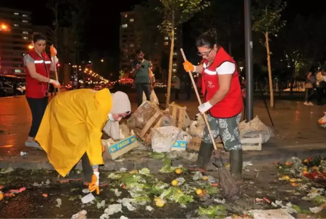 Gönüllü kadınlar, pazardaki sebze meyve atıklarını toplayıp gübreye dönüştürüyor - Yeniden