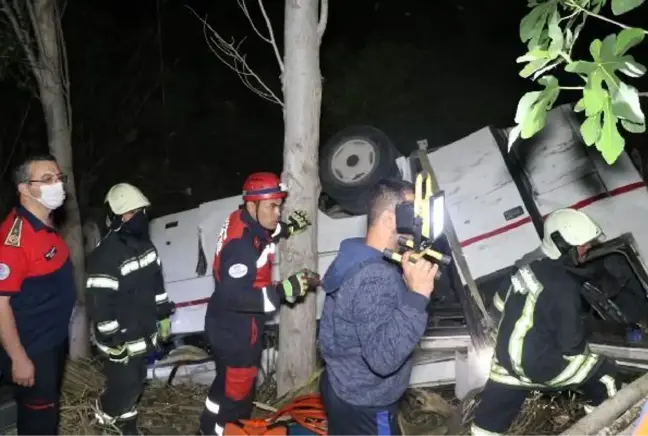 Denizli'de midibüs ve otomobil kazadan sonra şarampole yuvarlandı 3 ölü, 5 yaralı