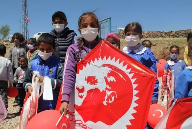 KÖYDE, ORTAOKULUN TEMELİ ATILDI; ÇOCUKLAR UÇURTMALARI GÖKYÜZÜNE SALDI