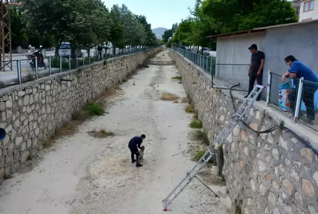 Boş sulama kanalına düşen köpek itfaiye tarafından kurtarıldı